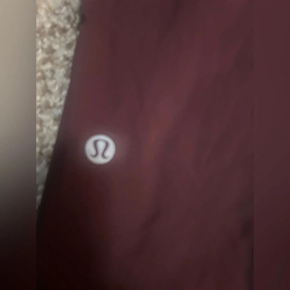 Lululemon Maroon Dot‑Detail Crop Leggings – Size 6 – Excellent Condition